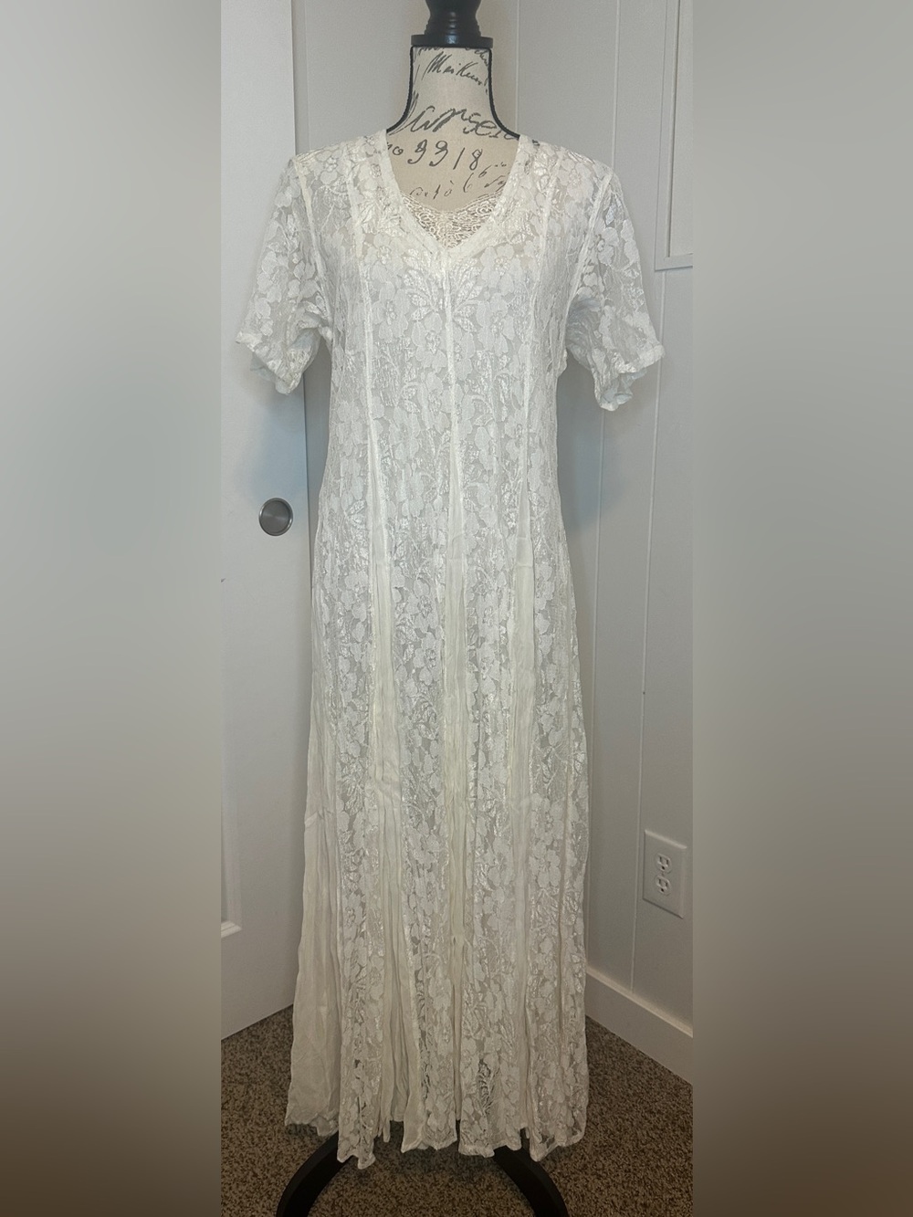 Nostalgia Vintage Ivory Lace Maxi Wedding Dress w/ Slip M/L